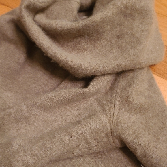L.L.Bean Cashmere Turtlneck - Picture 6 of 7